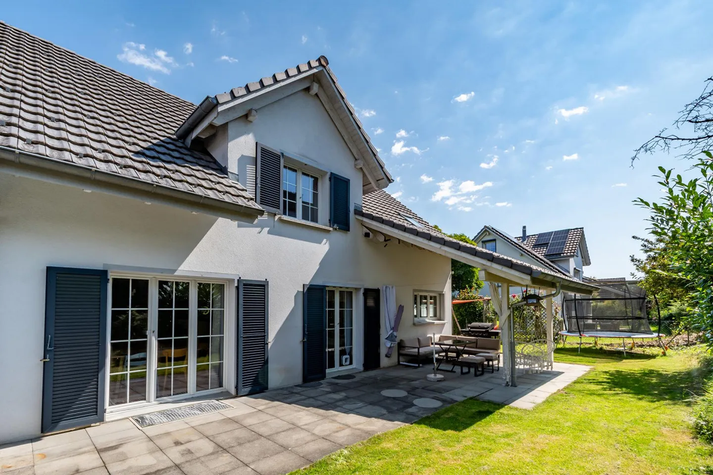 Casa unifamiliare attraente con piscina e giardino idilliaco - Foto 18 di 21