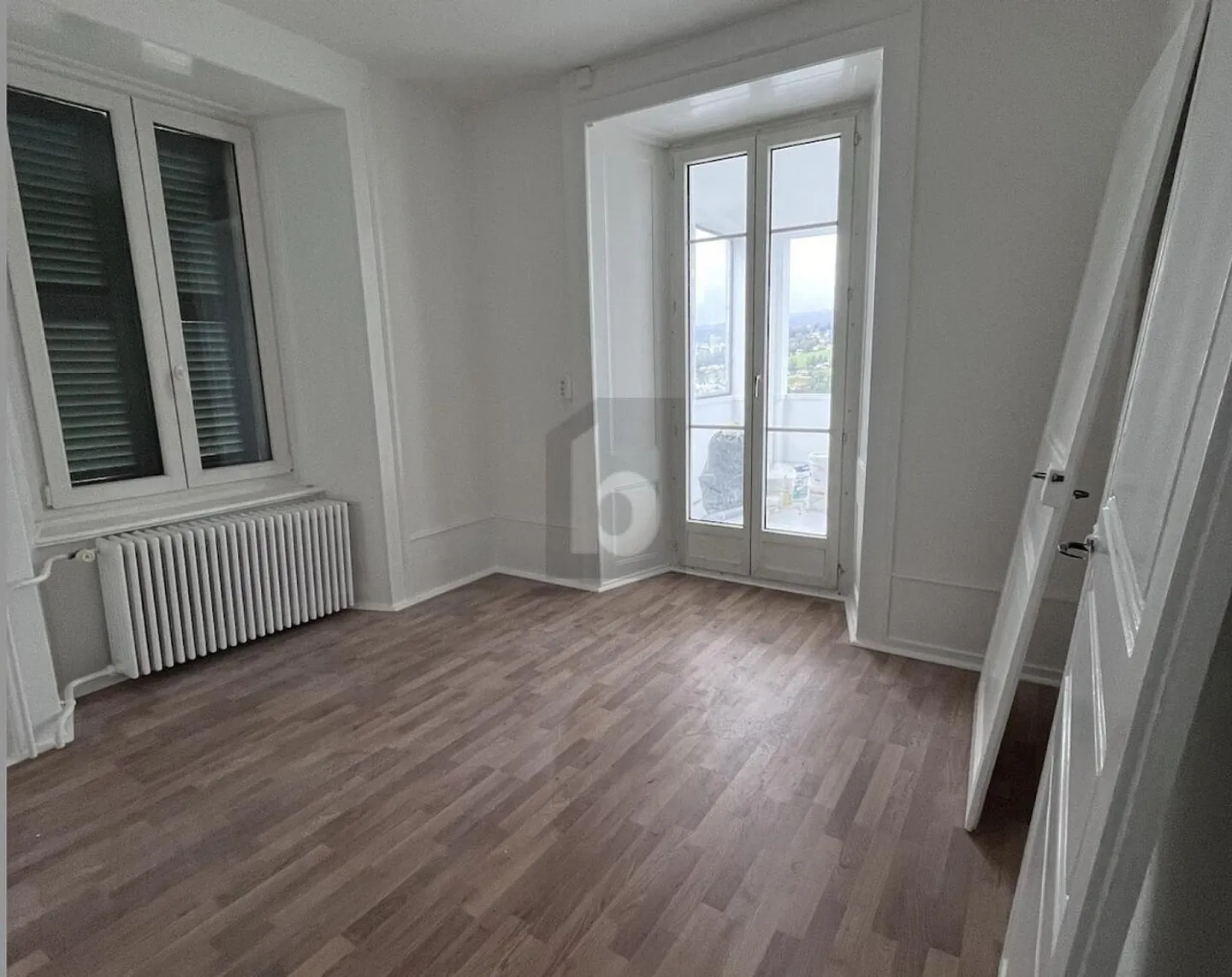 MODERNE VUE IMPRENABLE SUR LES MONTAGNES - Photo 2 sur 5