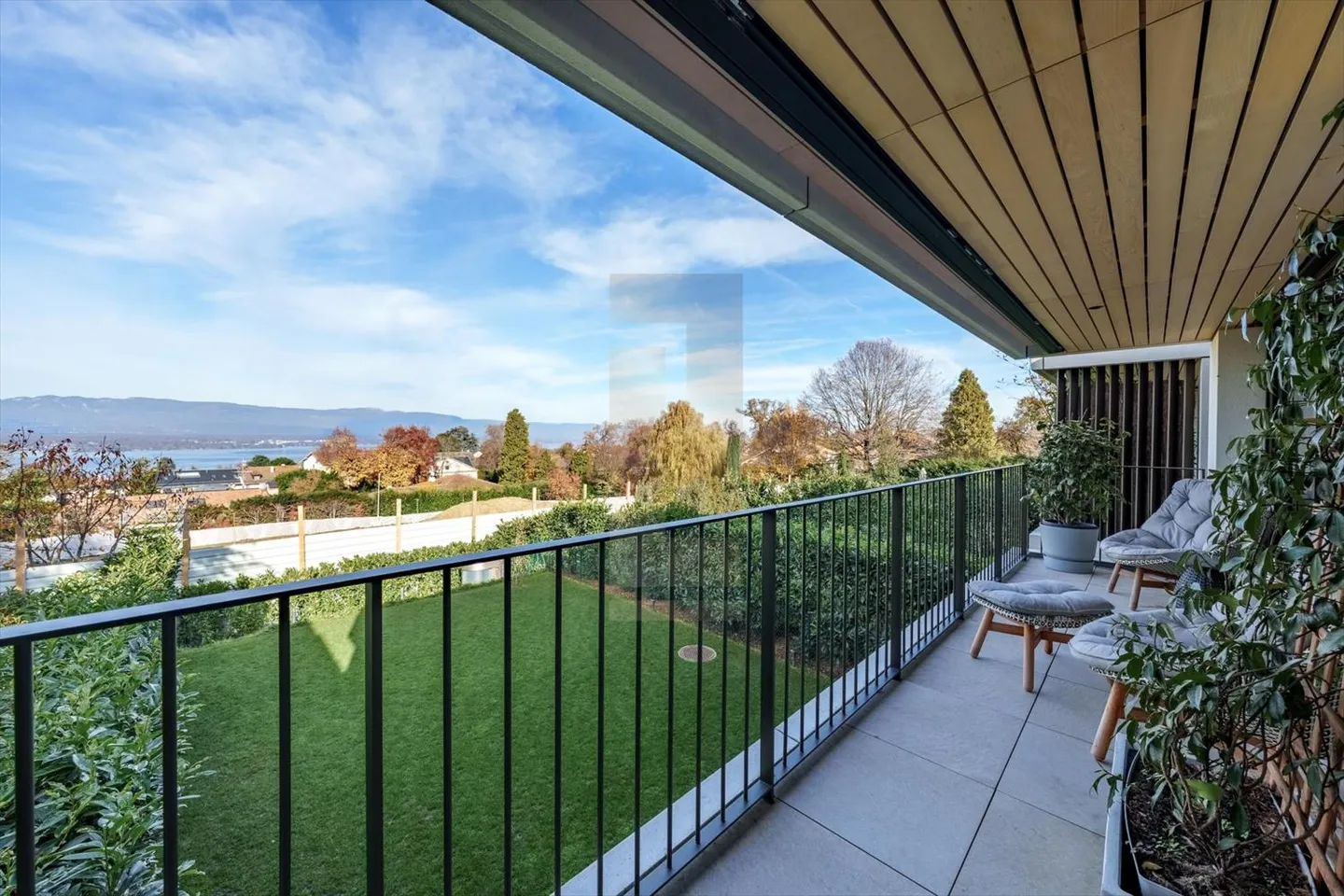 Exclusive: Contemporary turnkey house with lake view - Photo 2 of 4