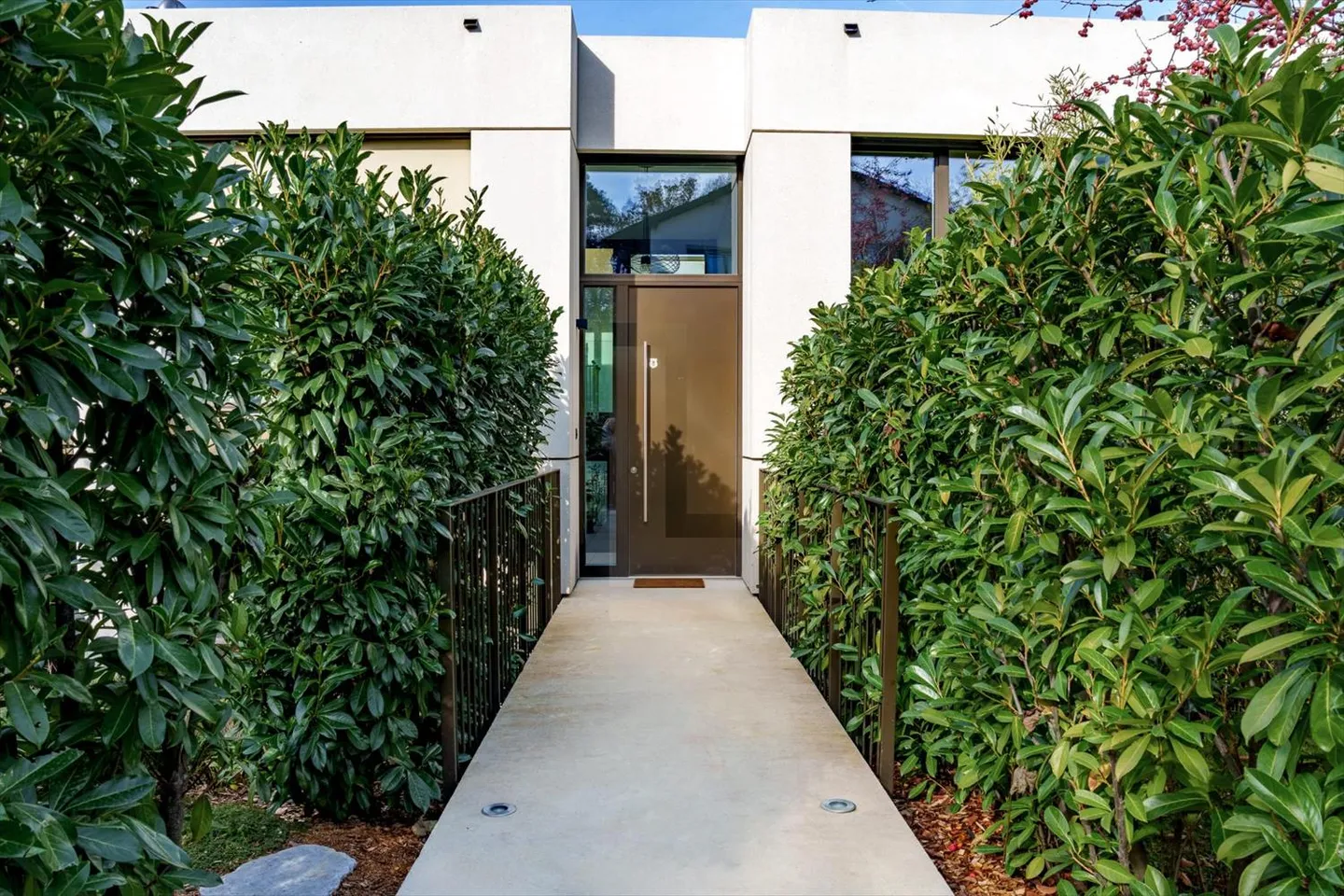 Exclusive: Contemporary turnkey house with lake view - Photo 3 of 4