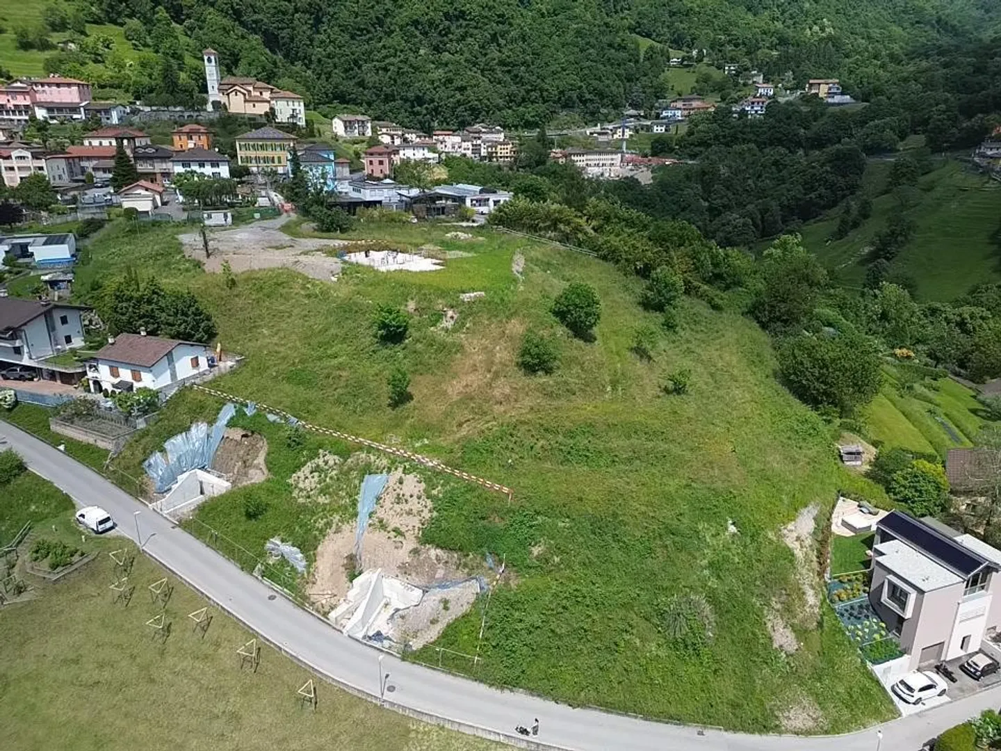 Terrain constructible avec licence pour 4 maisons individuelles à Aro - Photo 1 sur 3