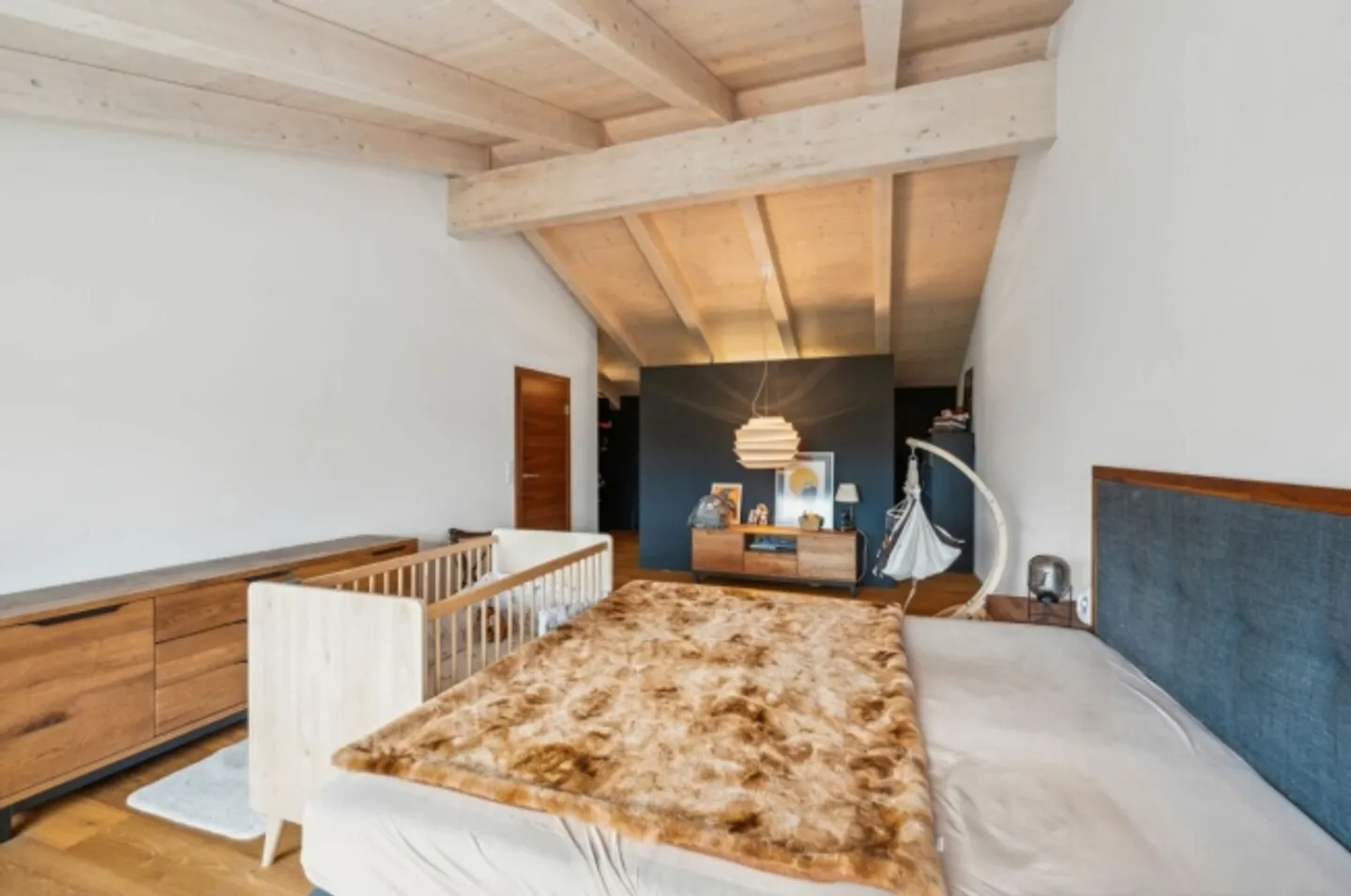 Casa unifamiliare di lusso e situata in posizione tranquilla con layout moderno - Foto 7 di 14