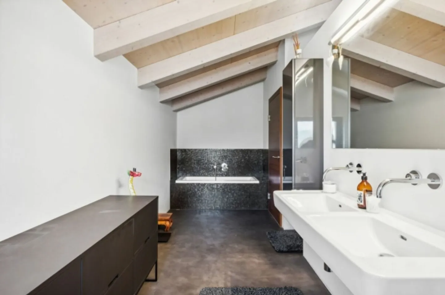 Casa unifamiliare di lusso e situata in posizione tranquilla con layout moderno - Foto 10 di 14