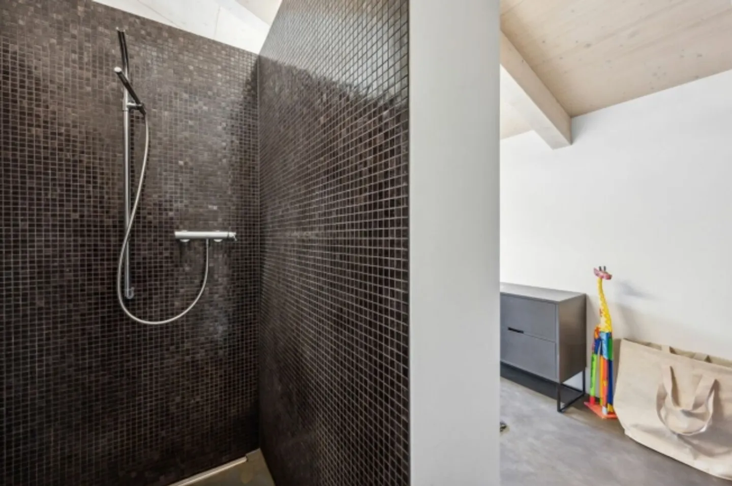 Casa unifamiliare di lusso e situata in posizione tranquilla con layout moderno - Foto 11 di 14