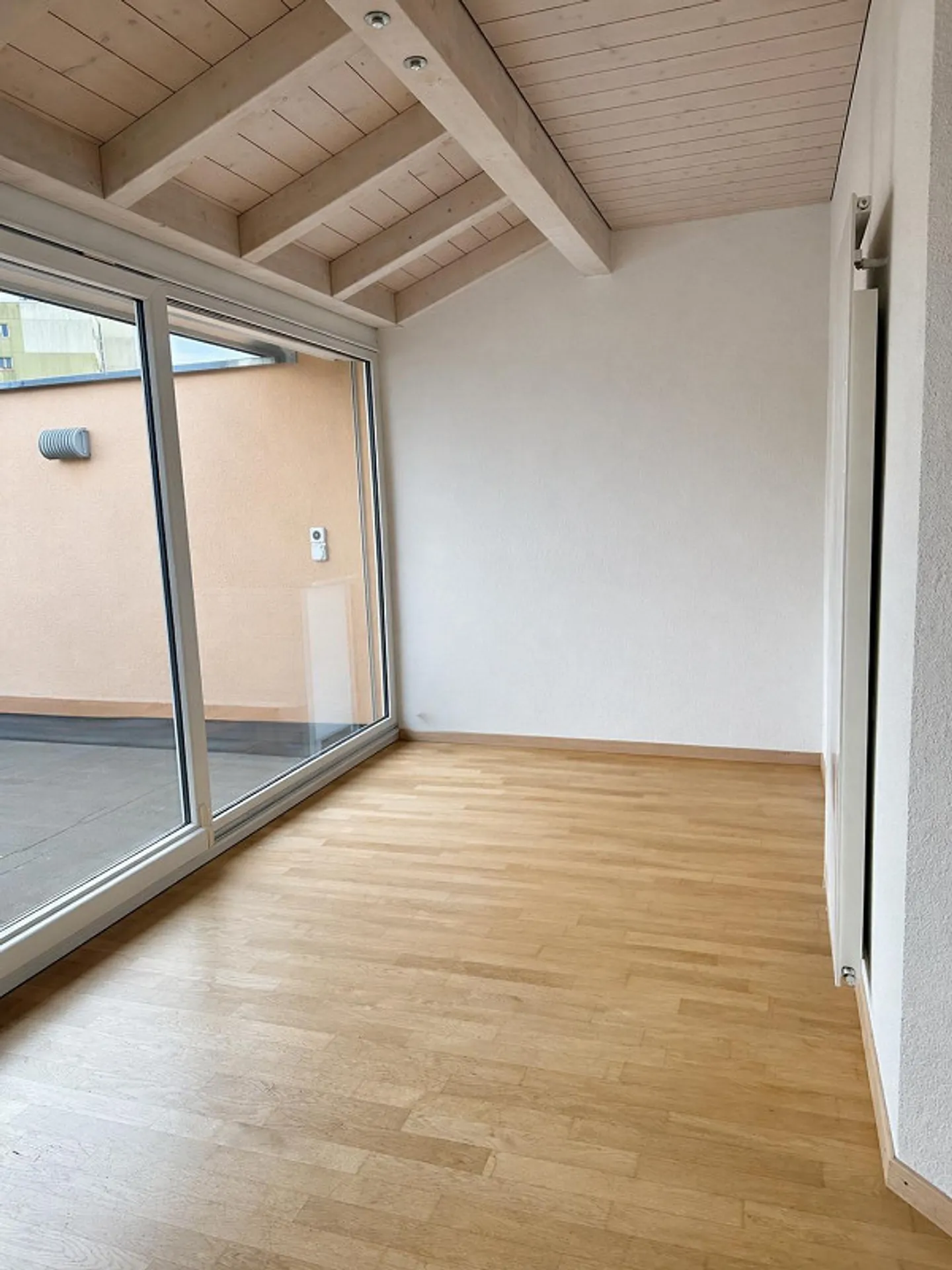 Spacious 3.5-room penthouse apartment in Zollikofen - Photo 2 of 9