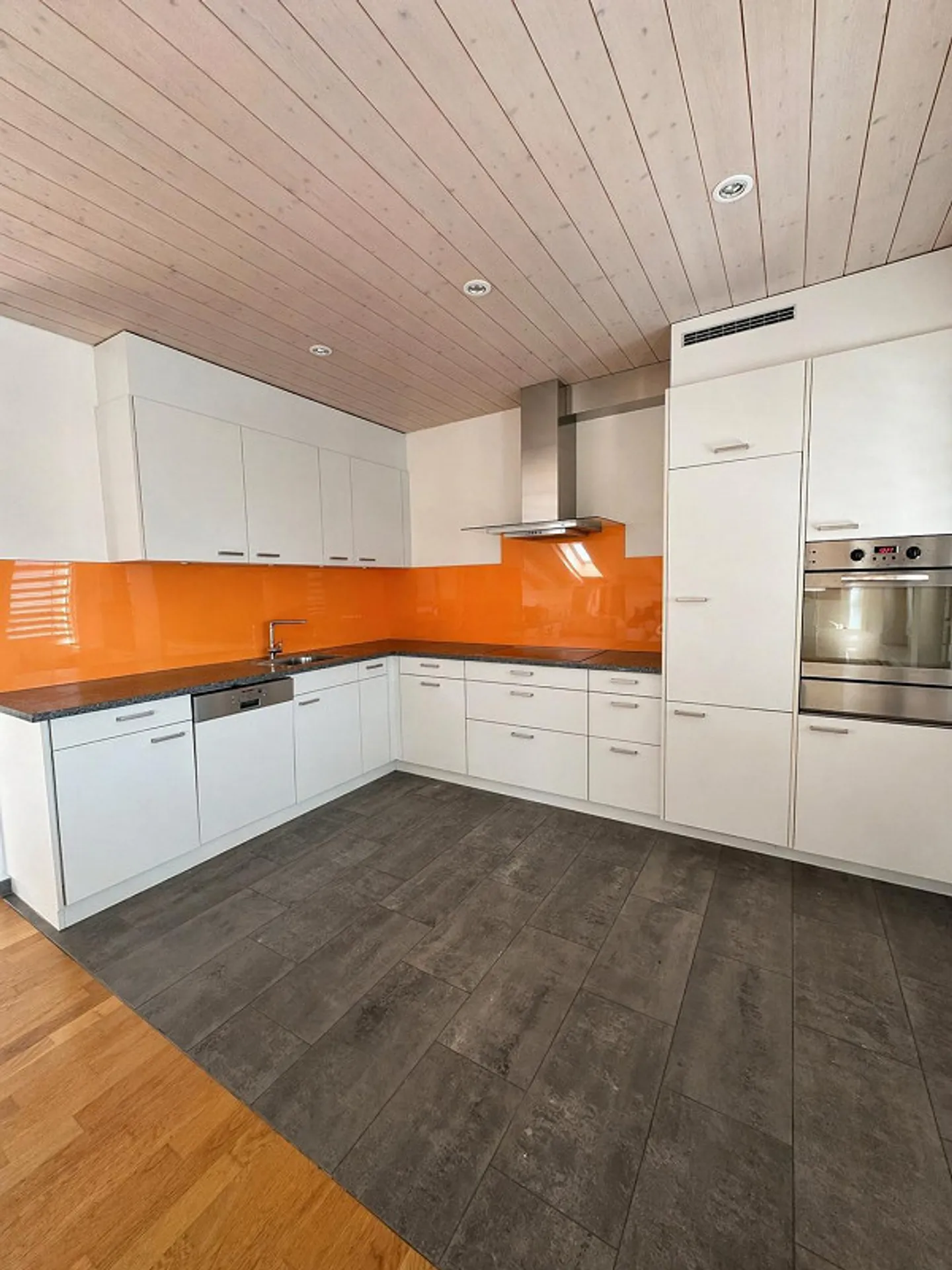 Spacious 3.5-room penthouse apartment in Zollikofen - Photo 5 of 9