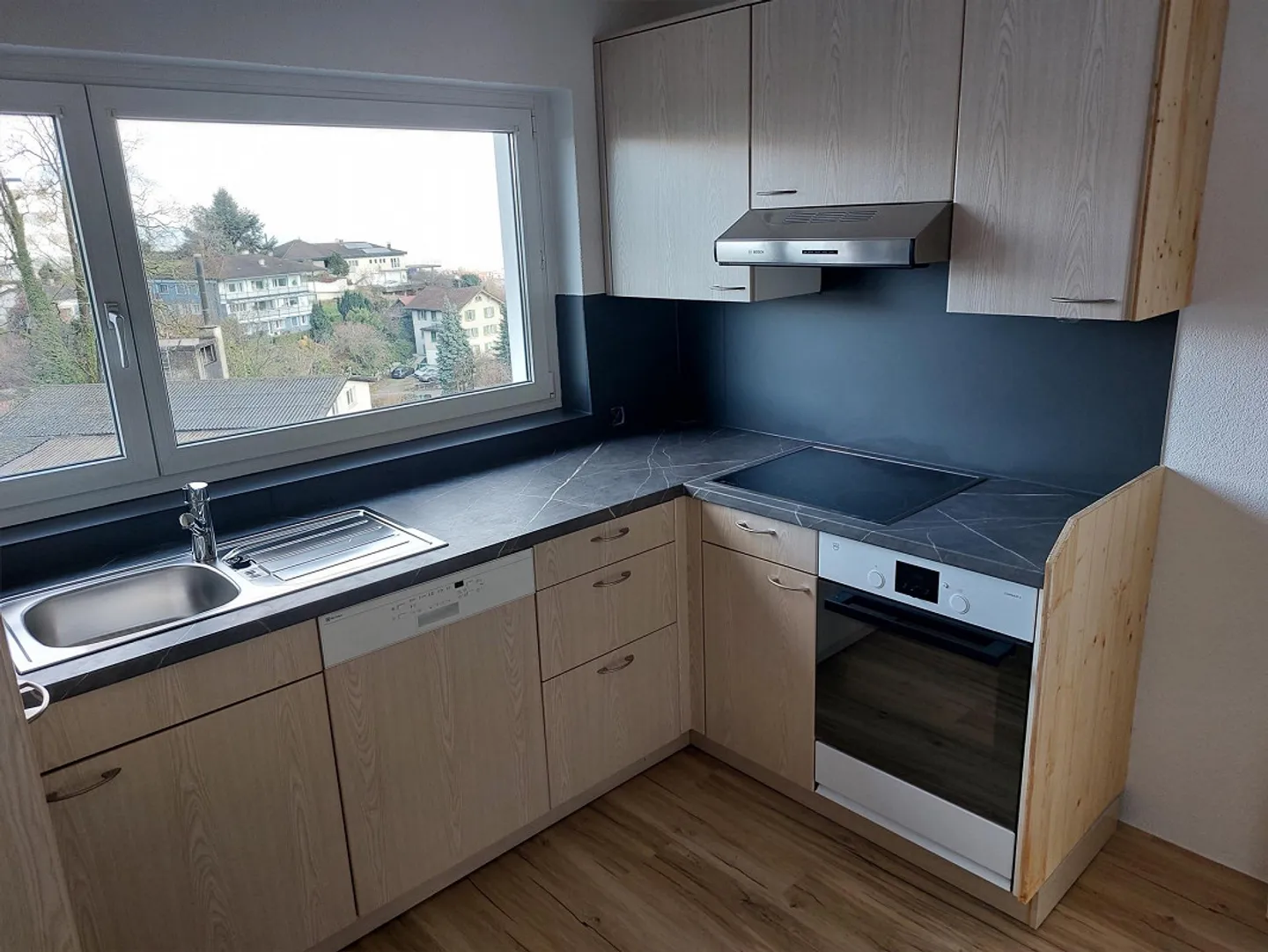 Ottimo appartamento di 4 stanze con vista lago - Foto 2 di 10