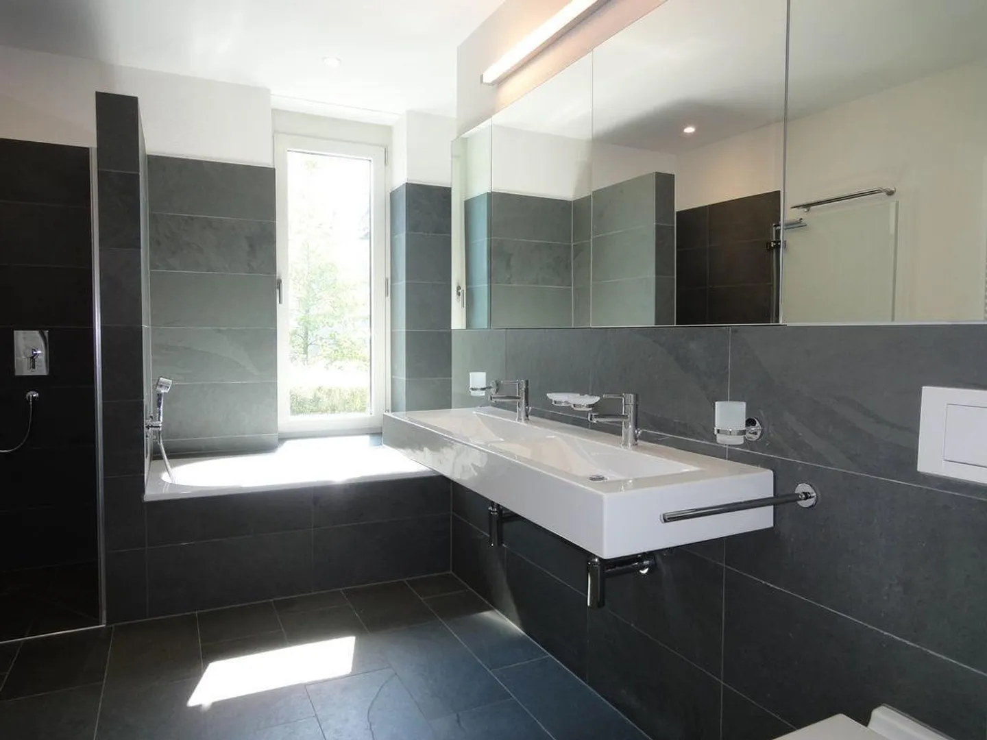 Cozy Garden Apartment in a Quiet Location - Photo 3 of 6