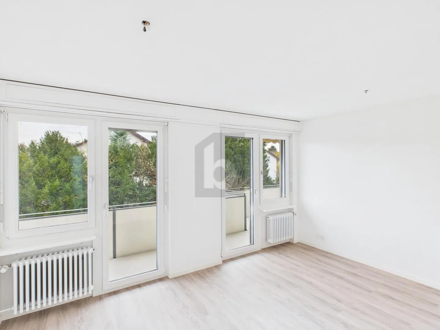 SUNNY LOCATION WITH LARGE GARDEN - Photo 3 of 6