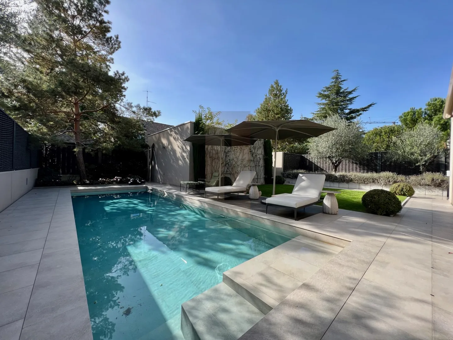 Exclusivity: Magnificent contemporary villa, turnkey - Photo 3 of 6