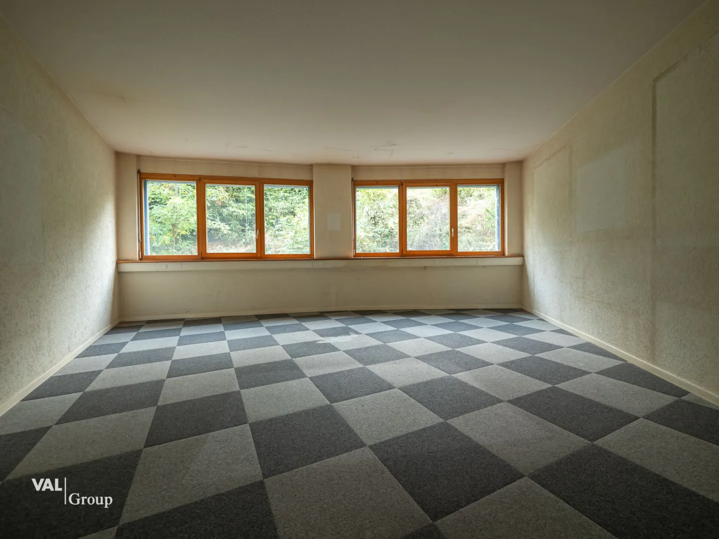 Office for Rent in Sierre - Ideal Location with 137 m² - Photo 4 of 6