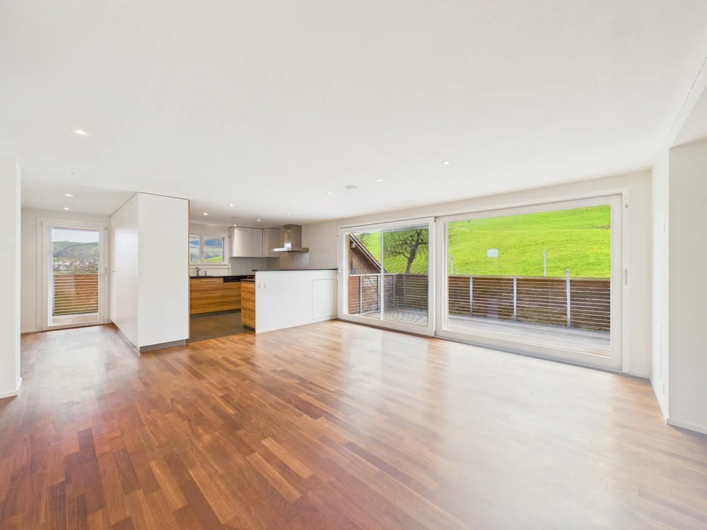 Grosszuegige 5.5-Zimmer-Wohnung mit Blick ins Grüne in Allenwinden - Foto 1 von 9