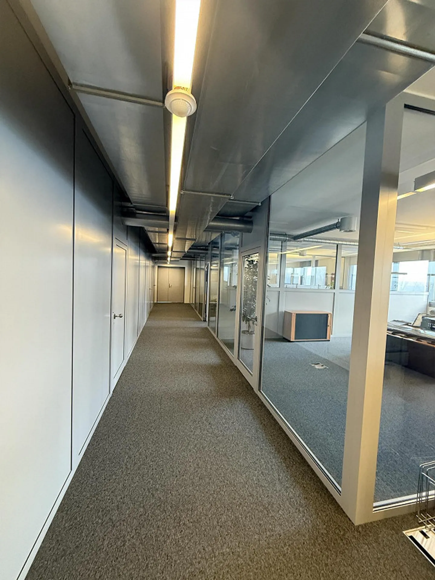 Bureaux individuels modernes à louer dans un emplacement central - Photo 5 sur 6