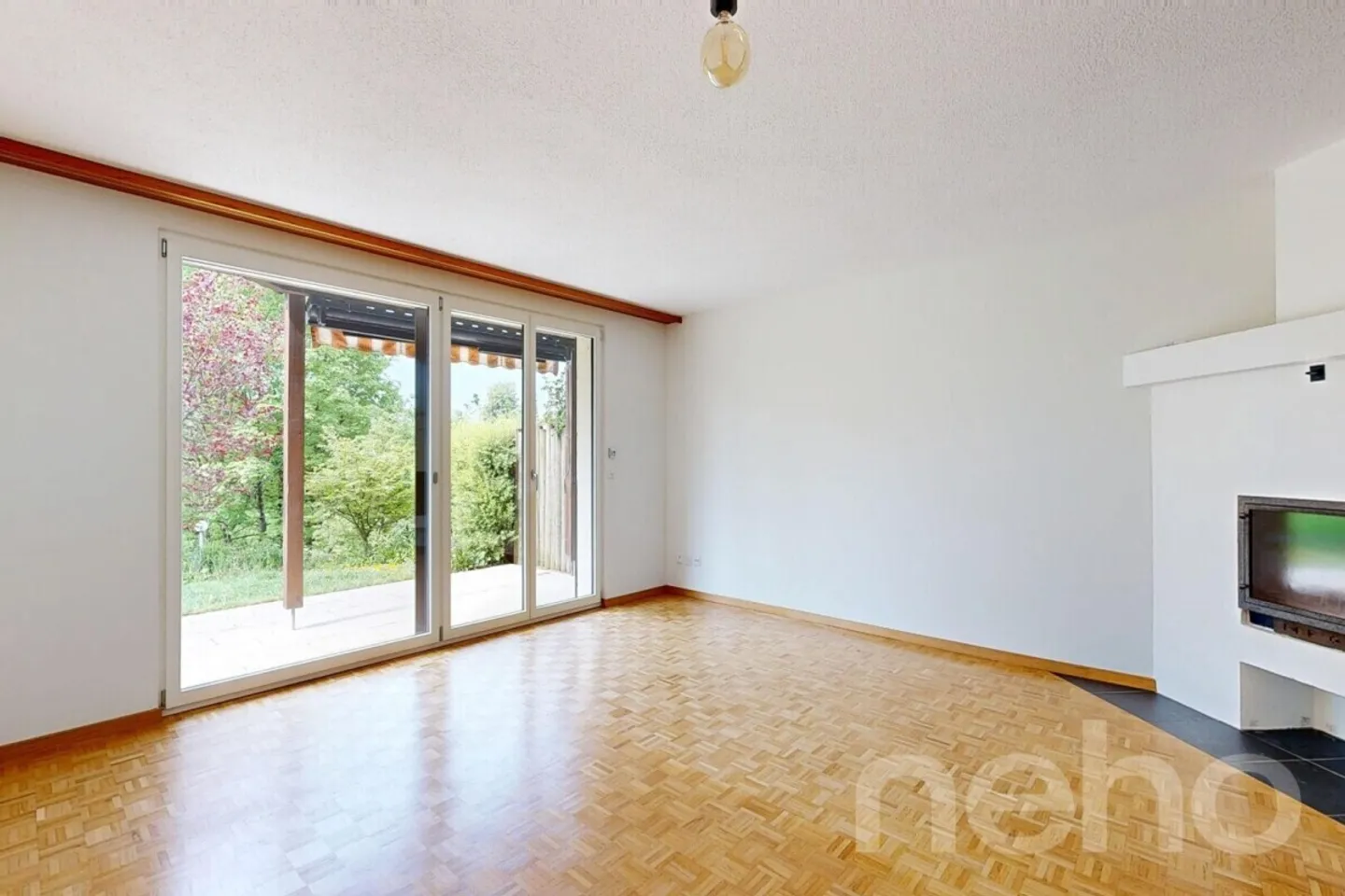 Affascinante casa a schiera angolare di 5,5 stanze con soffitta convertita - Foto 2 di 12