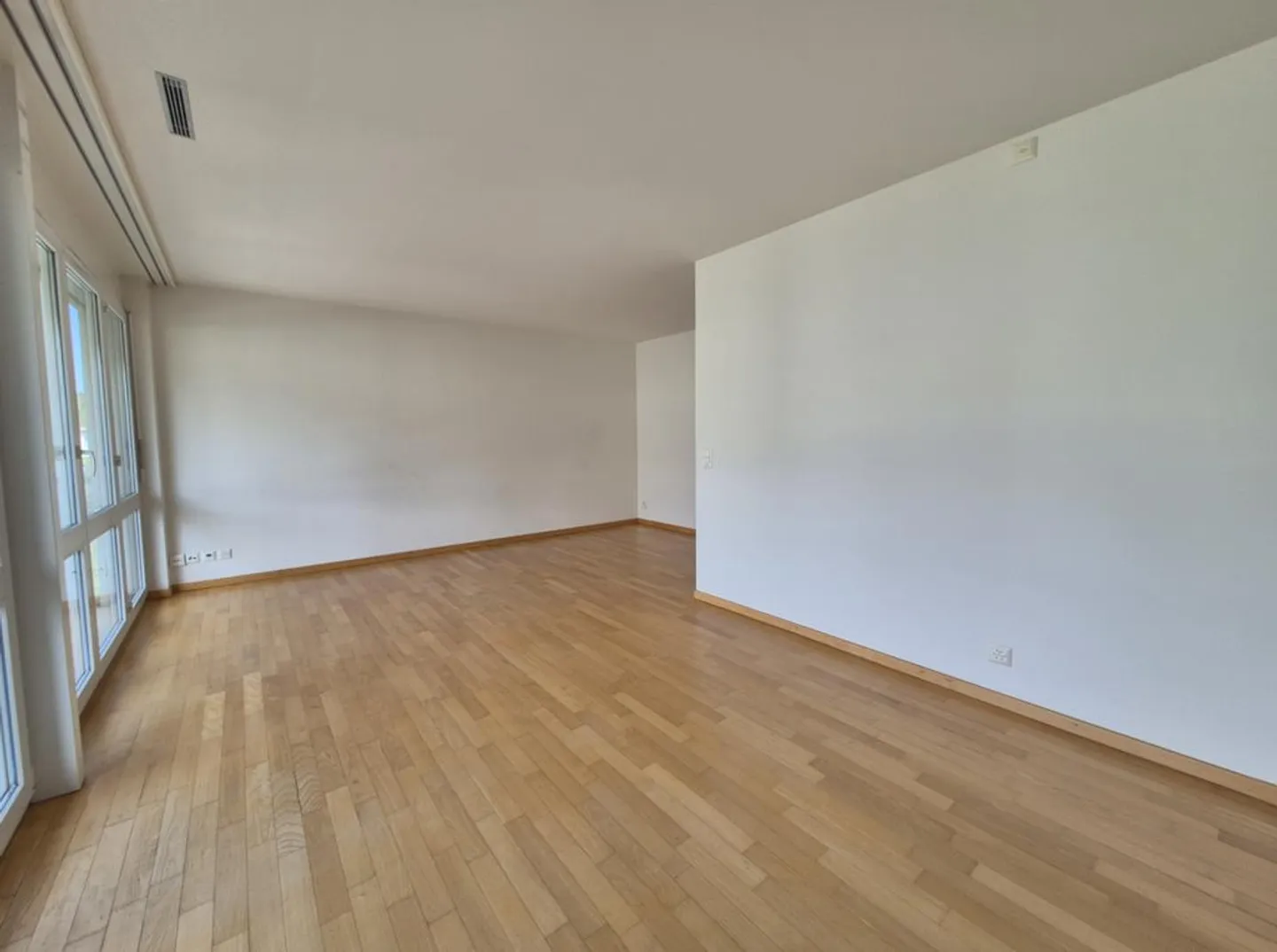 Family-friendly 4.5 room apartment in tax-friendly Küsnacht - Photo 3 of 11