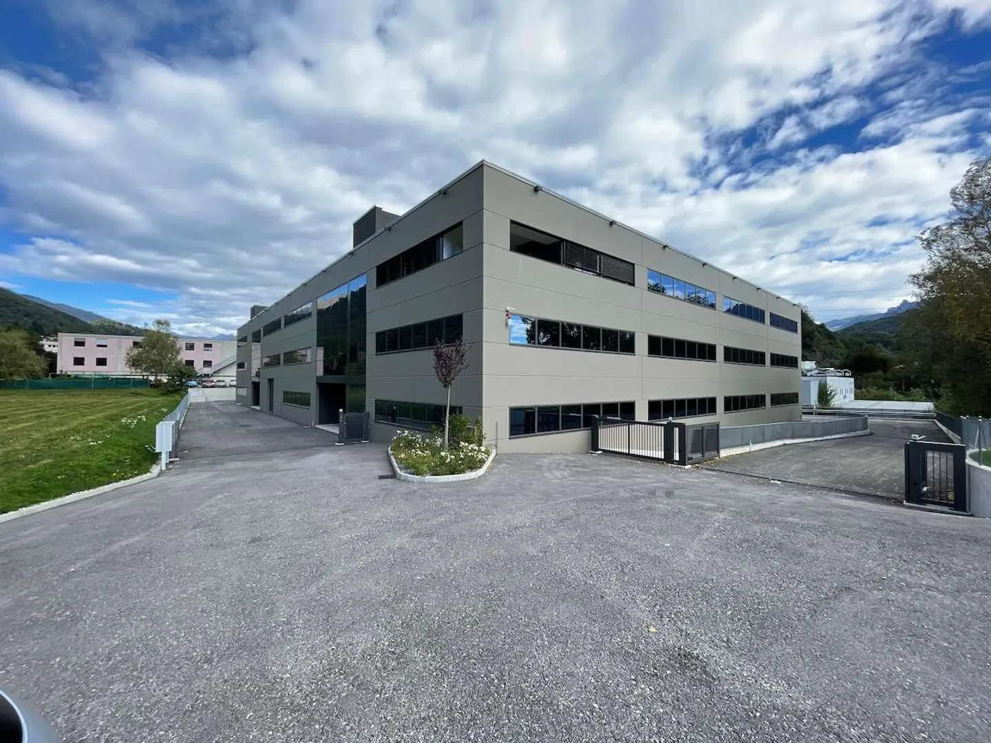 Spazi moderni in un nuovo edificio commerciale - Foto 1 di 12