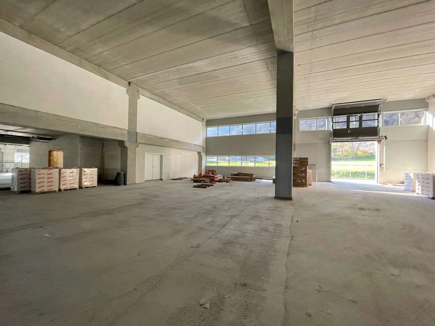 Spazi moderni in un nuovo edificio commerciale - Foto 3 di 12