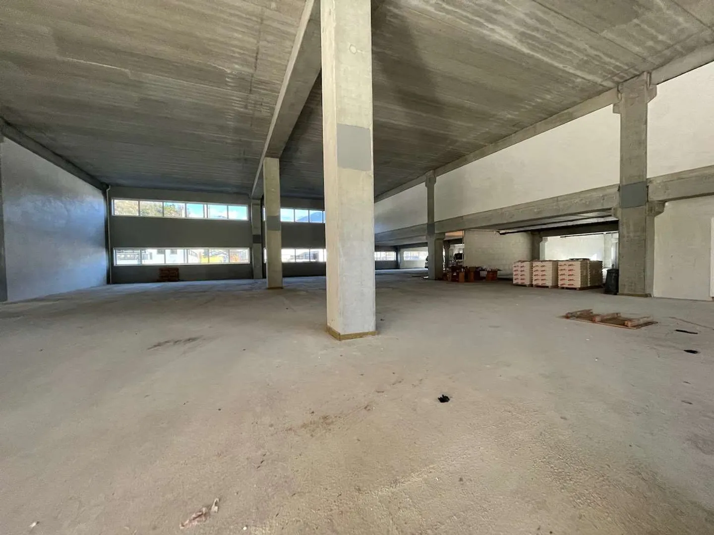 Spazi moderni in un nuovo edificio commerciale - Foto 5 di 12