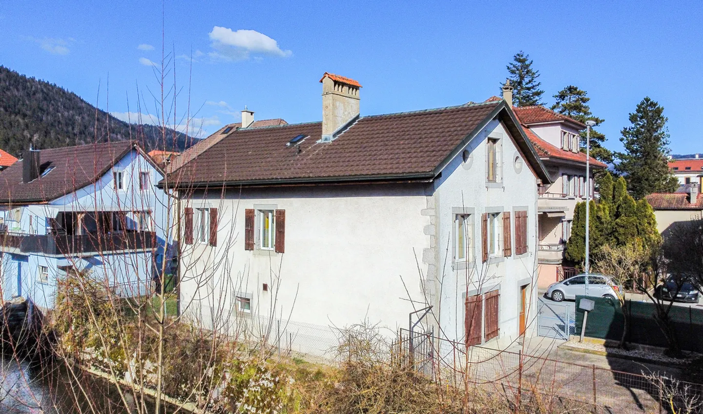 Dorfhaus mit 6 Zimmern am Fluss mit kleinem Garten - Foto 2 von 20