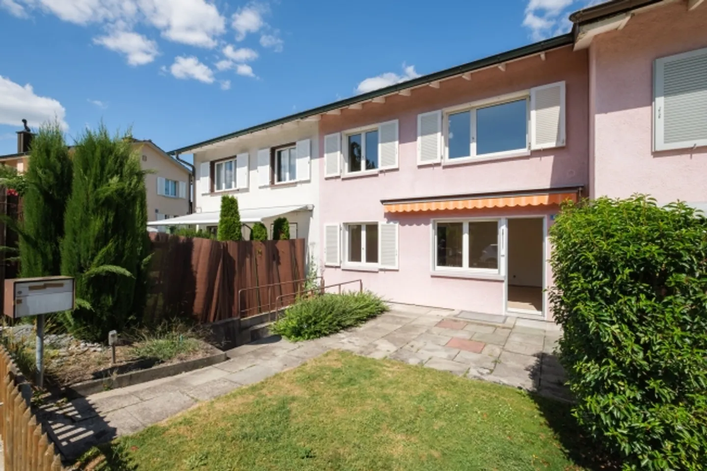 Charming Terraced House - Quietly Located with Renovation Potential - Photo 2 of 10