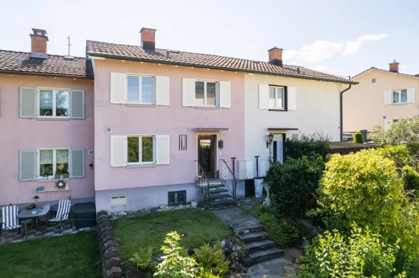 Charming Terraced House - Quietly Located with Renovation Potential - Photo 3 of 10
