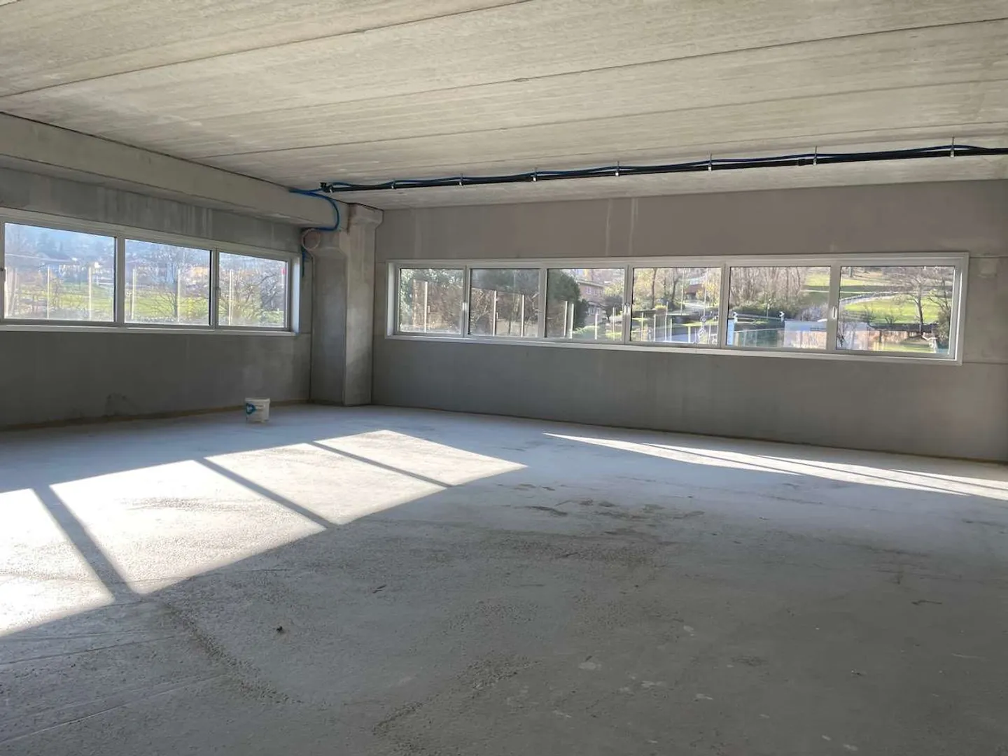 Spazi moderni in un nuovo edificio commerciale - Foto 6 di 12