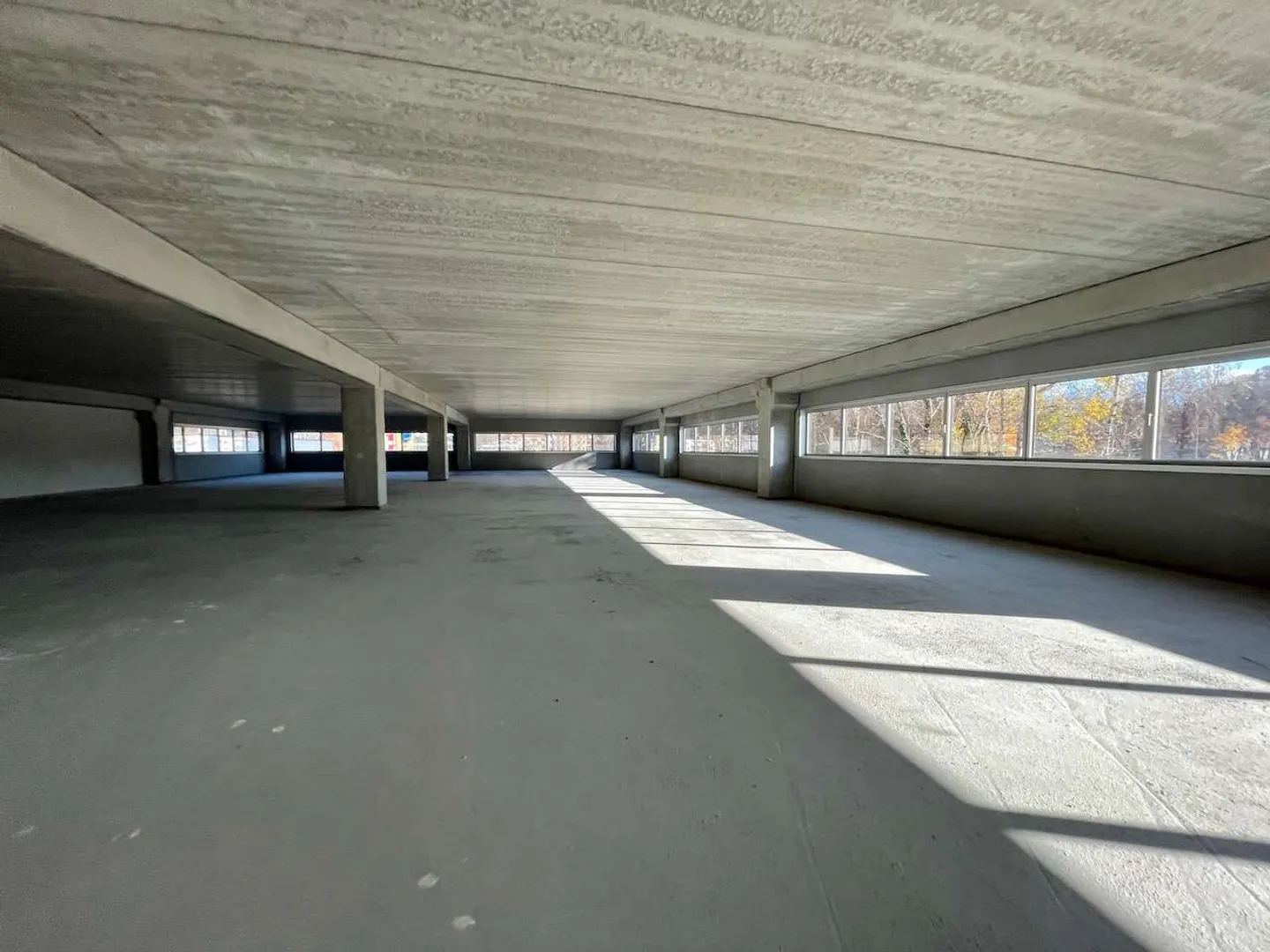 Spazi moderni in un nuovo edificio commerciale - Foto 9 di 12