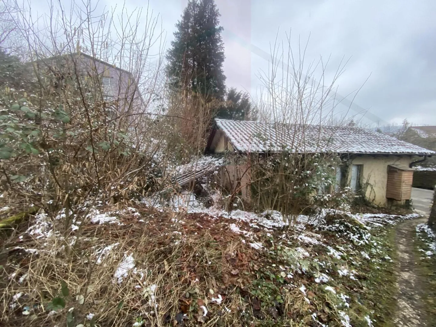 Terrain à bâtir avec bâtiment bien situé à Bassecourt - Photo 1 sur 2