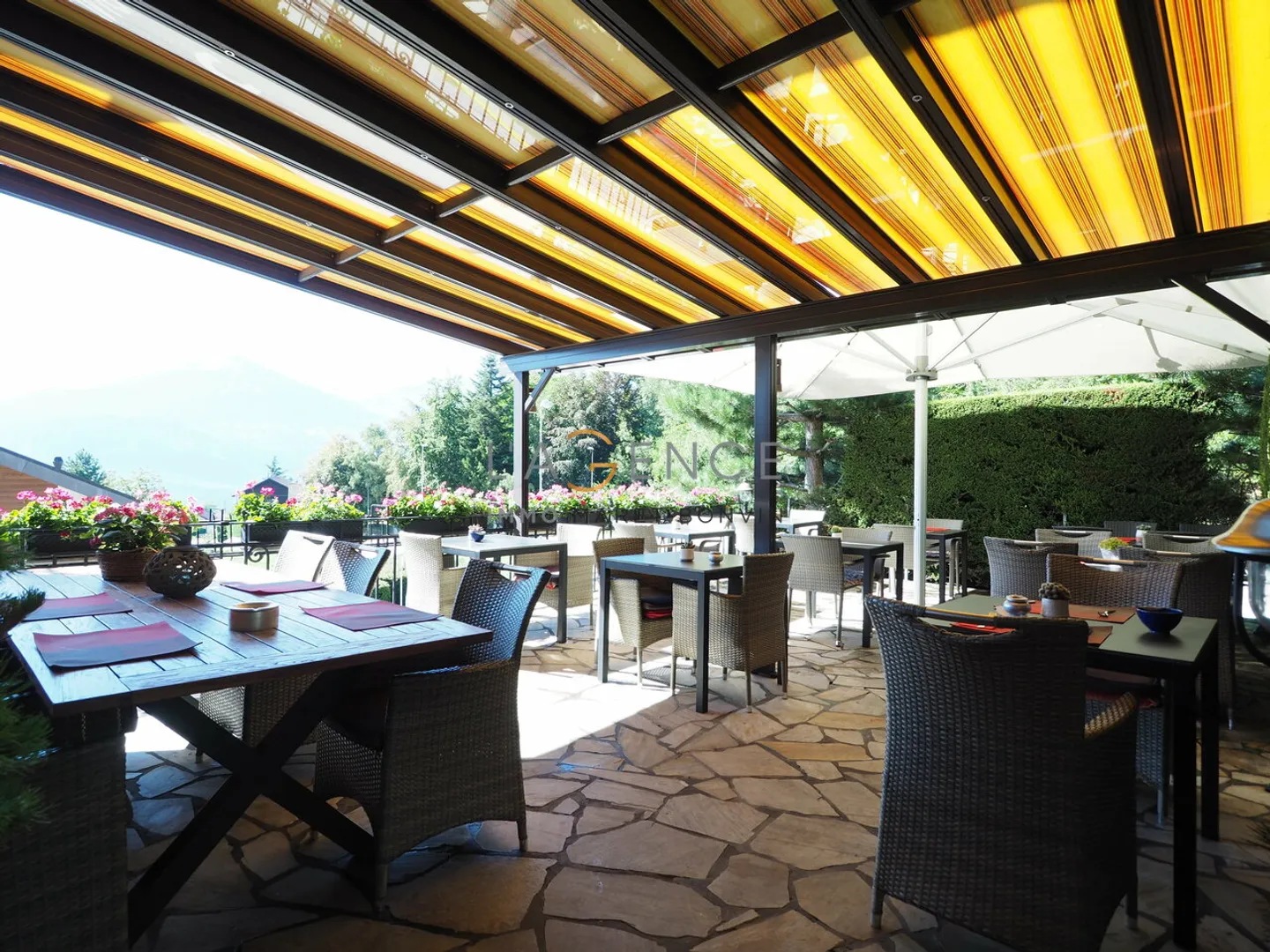 Restaurant mit Wohnungen bei Crans-Montana - Foto 3 von 10