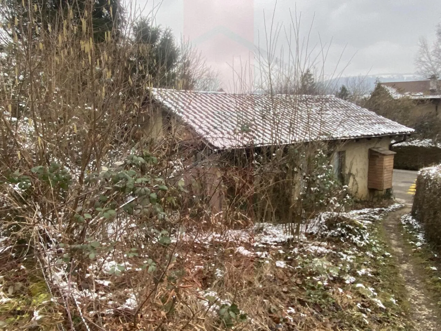 Terrain à bâtir avec bâtiment bien situé à Bassecourt - Photo 2 sur 2