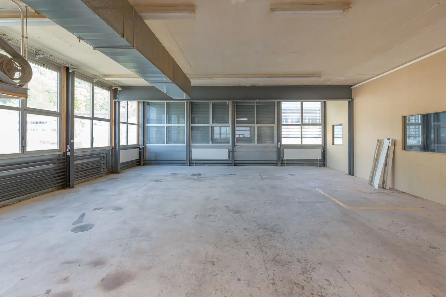 Commercial space in an attractive location - Photo 2 of 7