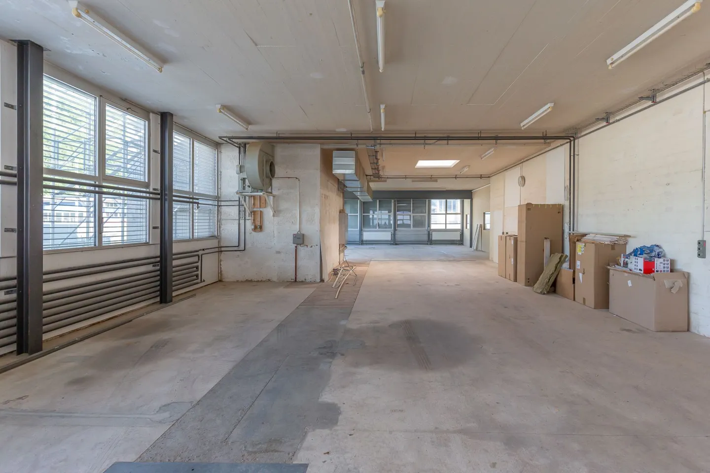 Commercial space in an attractive location - Photo 3 of 7
