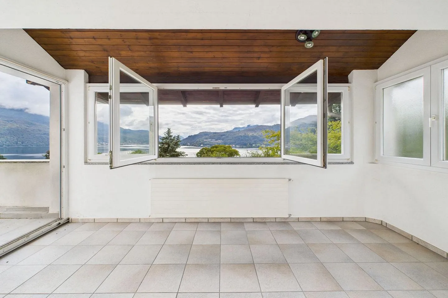 Morcote - Bright 3.5-room apartment with terrace and stunning view - Photo 5 of 13