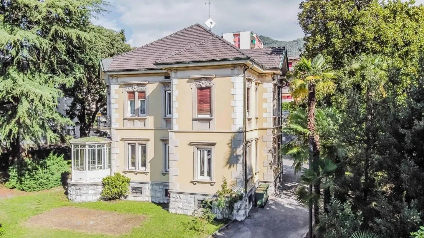 Villa Liberty in un bellissimo parco - Foto 1 di 13