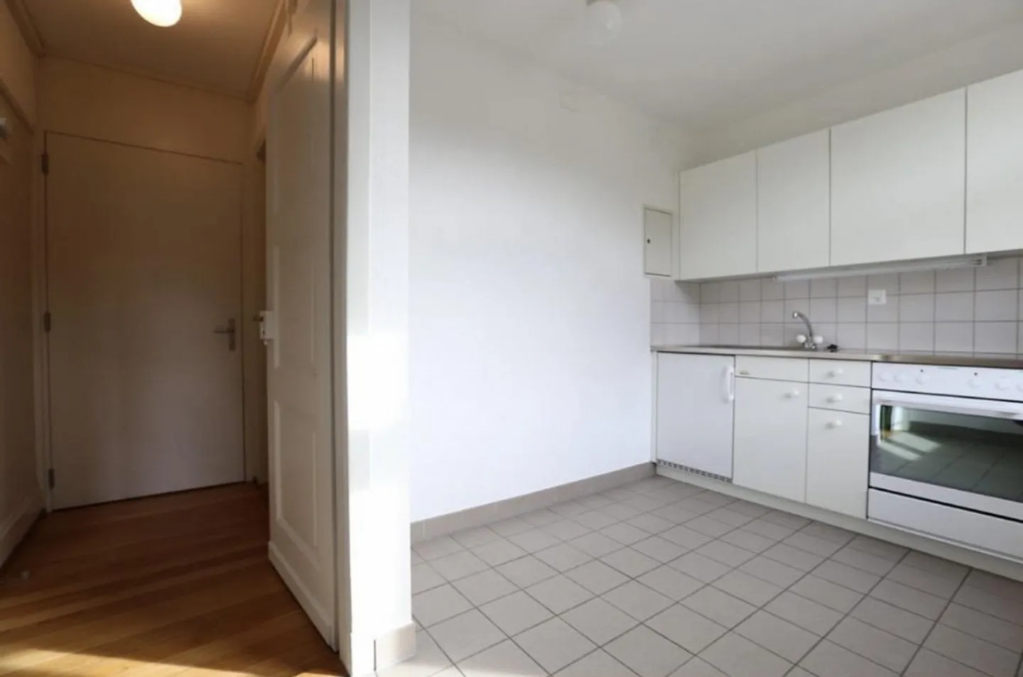 Charming, bright 2-room apartment in prime location Basel (near the Rhine) - Photo 3 of 5