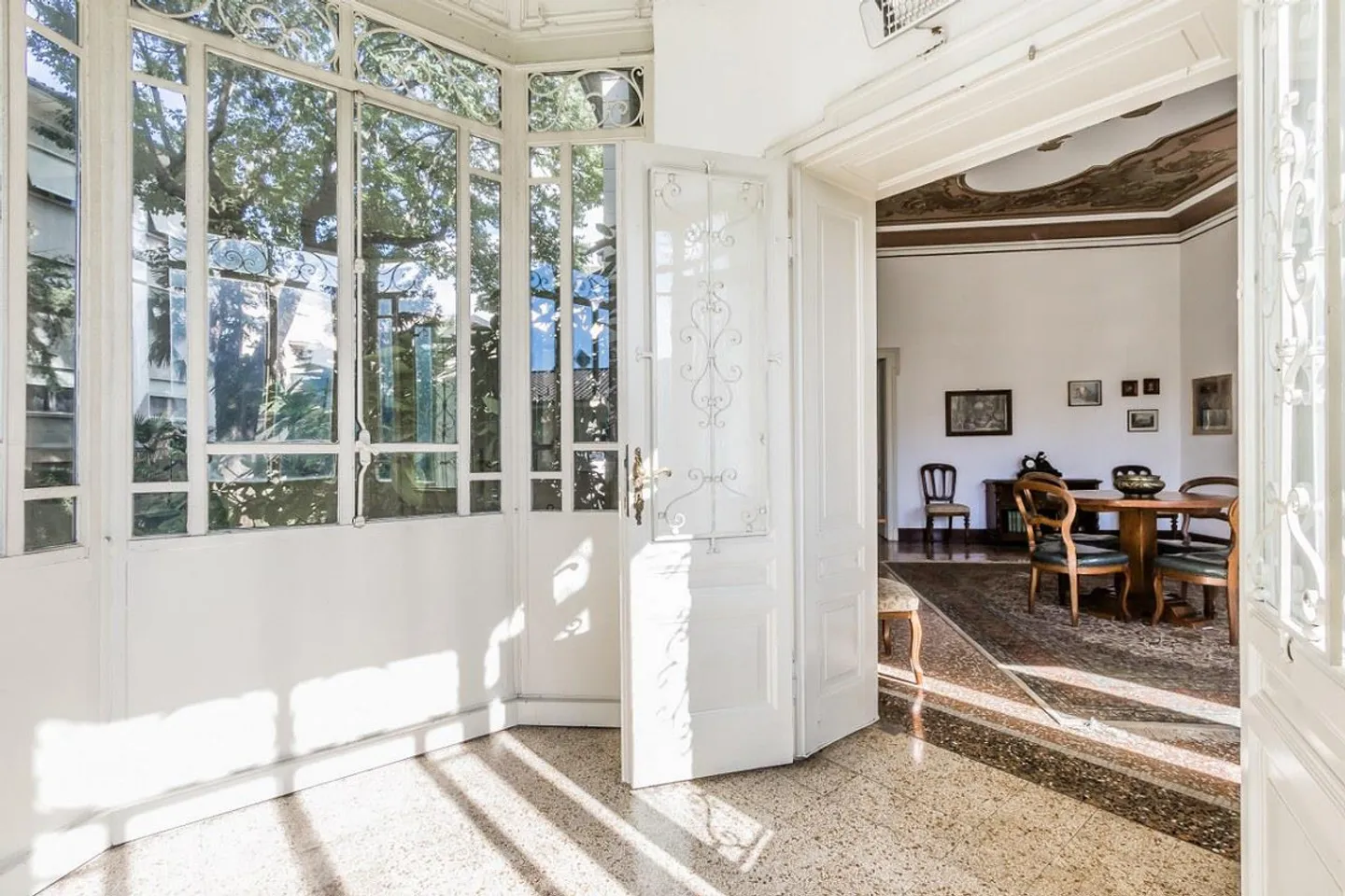 Villa Liberty in un bellissimo parco - Foto 5 di 13
