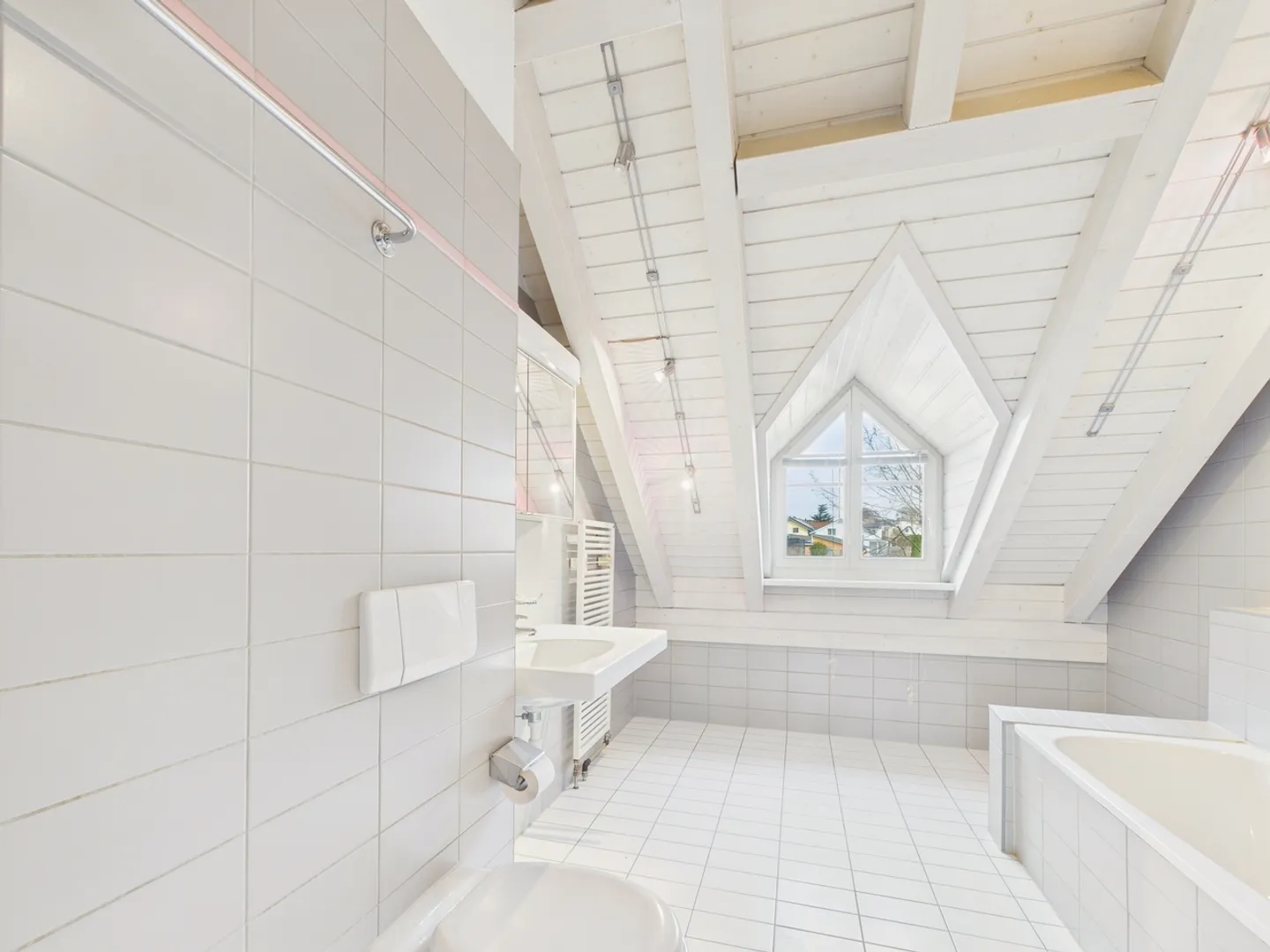 Modern 4.5-Room Penthouse with a View in Wigoltingen - Photo 11 of 12