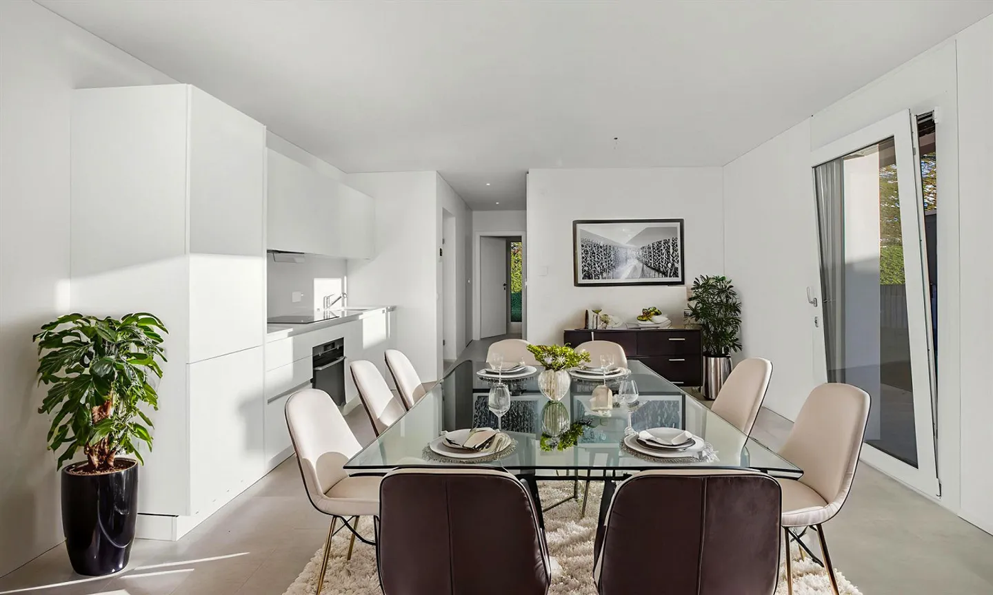 Moderne 2.5-Zimmer-Dachwohnung mit Terrasse und Seeblick in Rovio - Foto 3 von 10