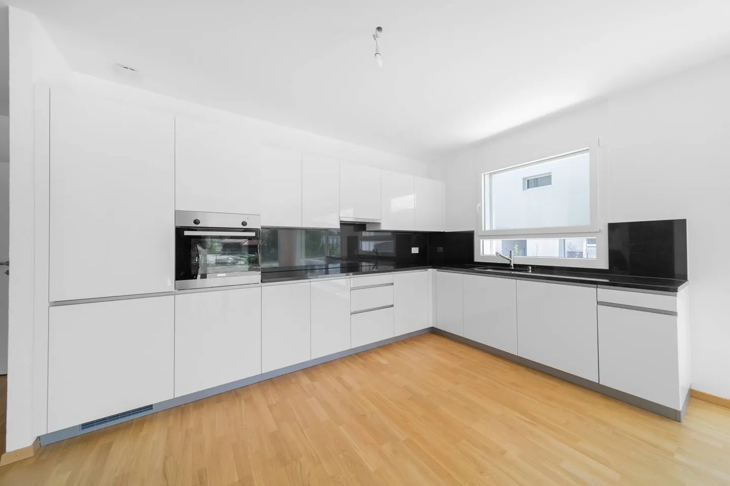 Appartement spacieux avec jardin - Photo 3 sur 9