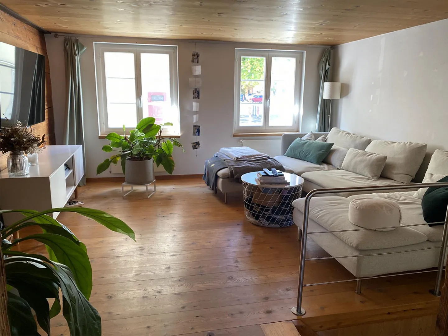 Charming 5-Room Townhouse - Photo 2 of 11
