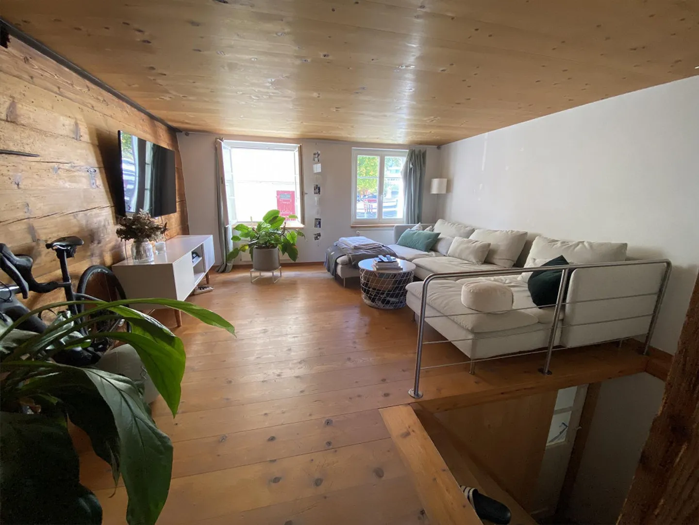 Charming 5-Room Townhouse - Photo 3 of 11