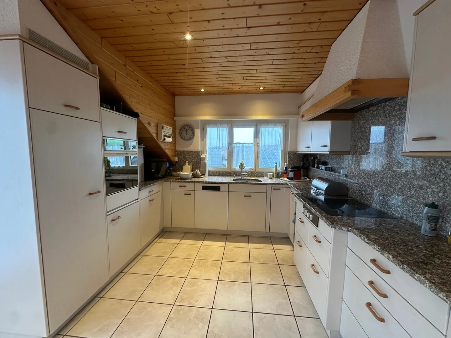 Charmante appartement sous les toits de 4 pièces à Fahrwangen - Photo 2 sur 7