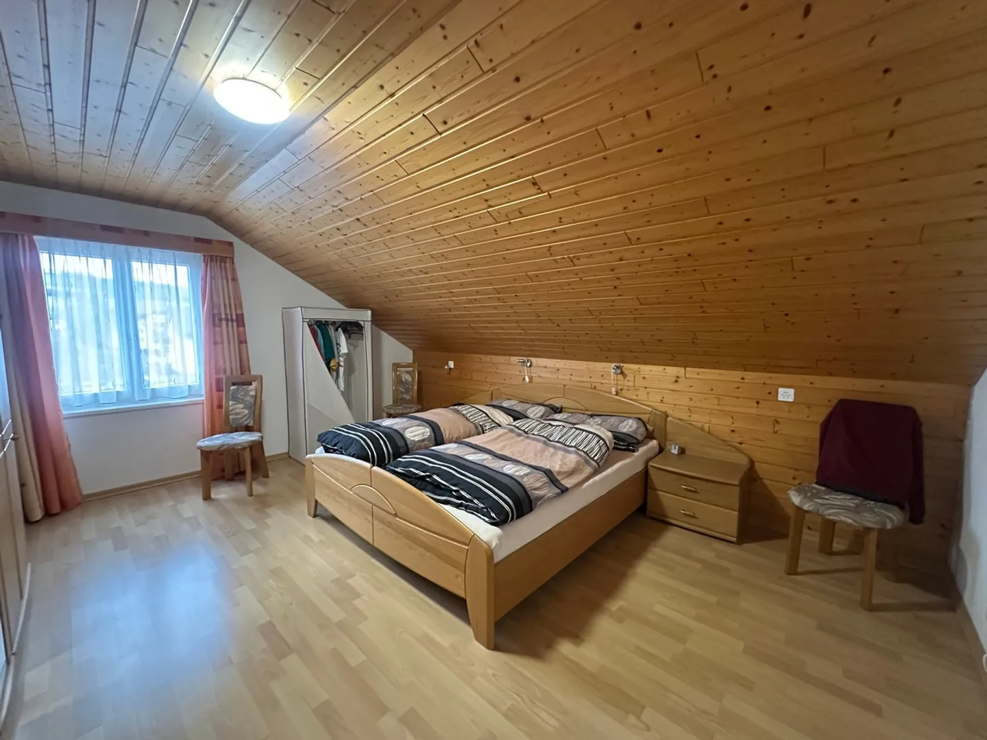 Charmante appartement sous les toits de 4 pièces à Fahrwangen - Photo 4 sur 7
