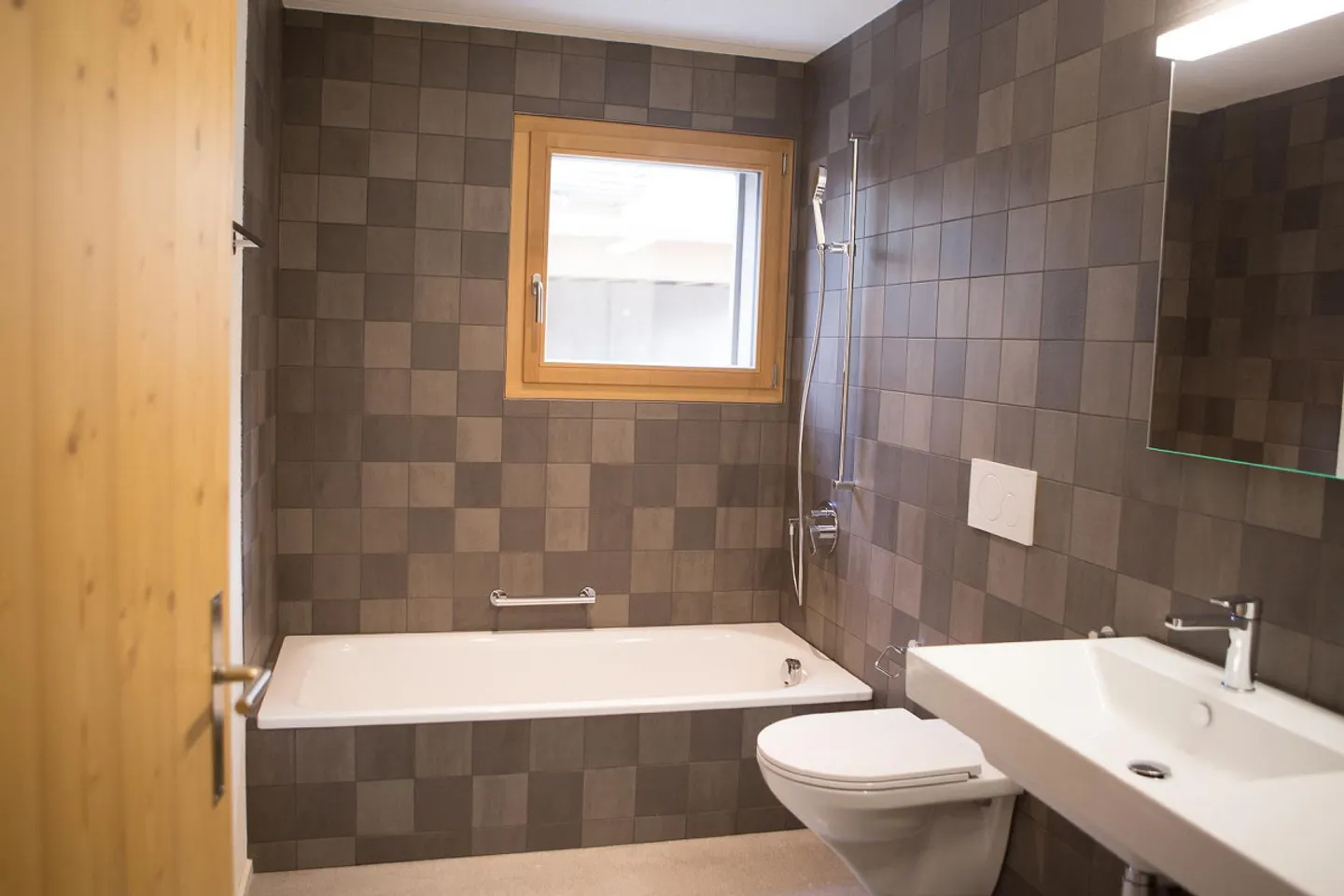 Appartement de jardin 4,5 pièces avec belle vue à Versam - Photo 5 sur 10