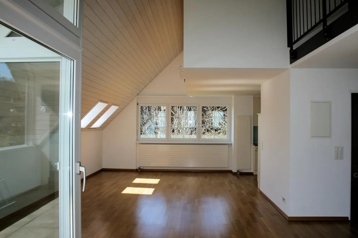 Exclusive 4.5-room maisonette apartment with gallery and lake view - Photo 3 of 8