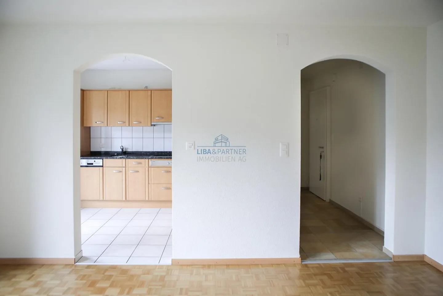 Ampio appartamento di 3,5 stanze con balcone e accesso al giardino - Foto 2 di 13