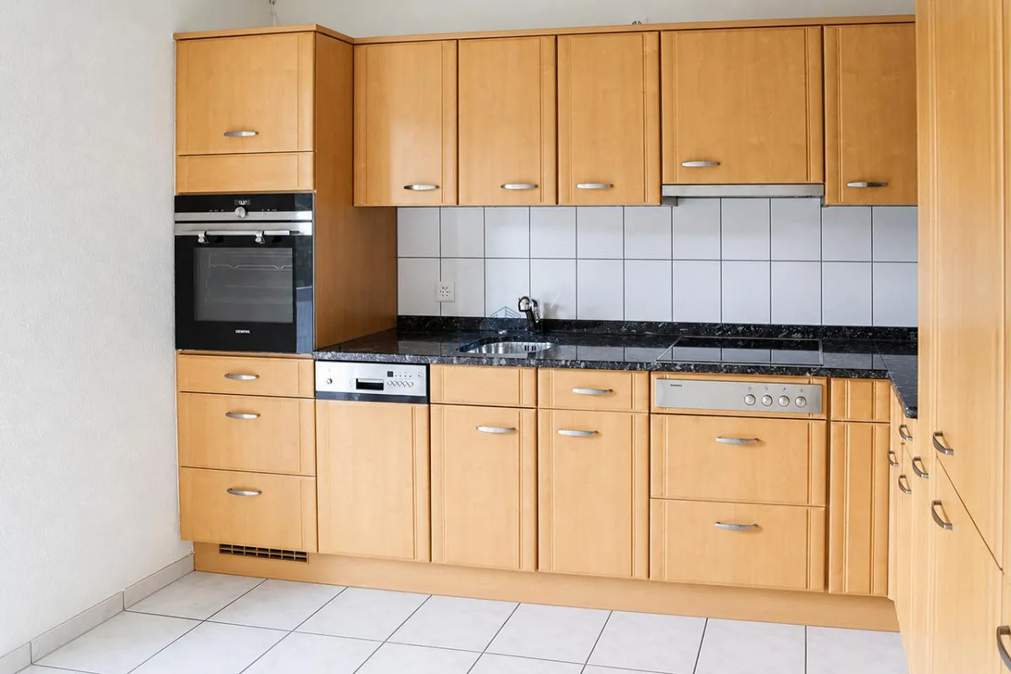 Ampio appartamento di 3,5 stanze con balcone e accesso al giardino - Foto 5 di 13