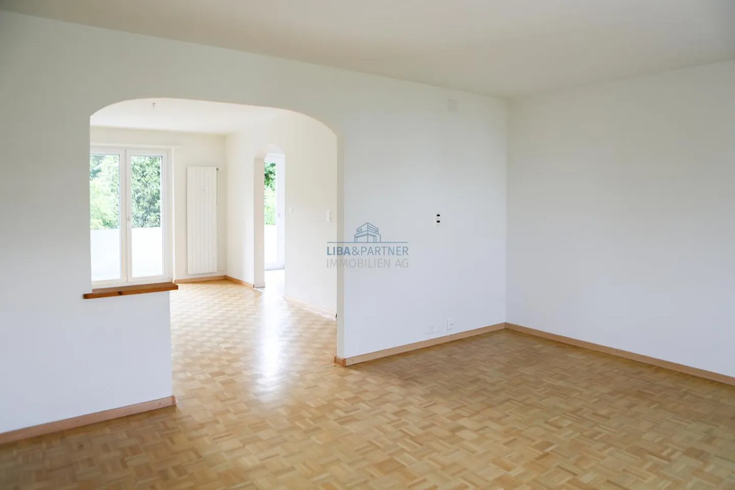 Ampio appartamento di 3,5 stanze con balcone e accesso al giardino - Foto 6 di 13