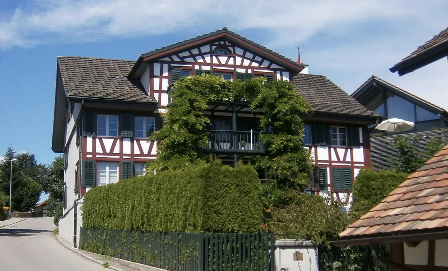 Grosszügige und heimelige 2.5-Zimmerwohnung mit grossem Balkon - Foto 1 von 21