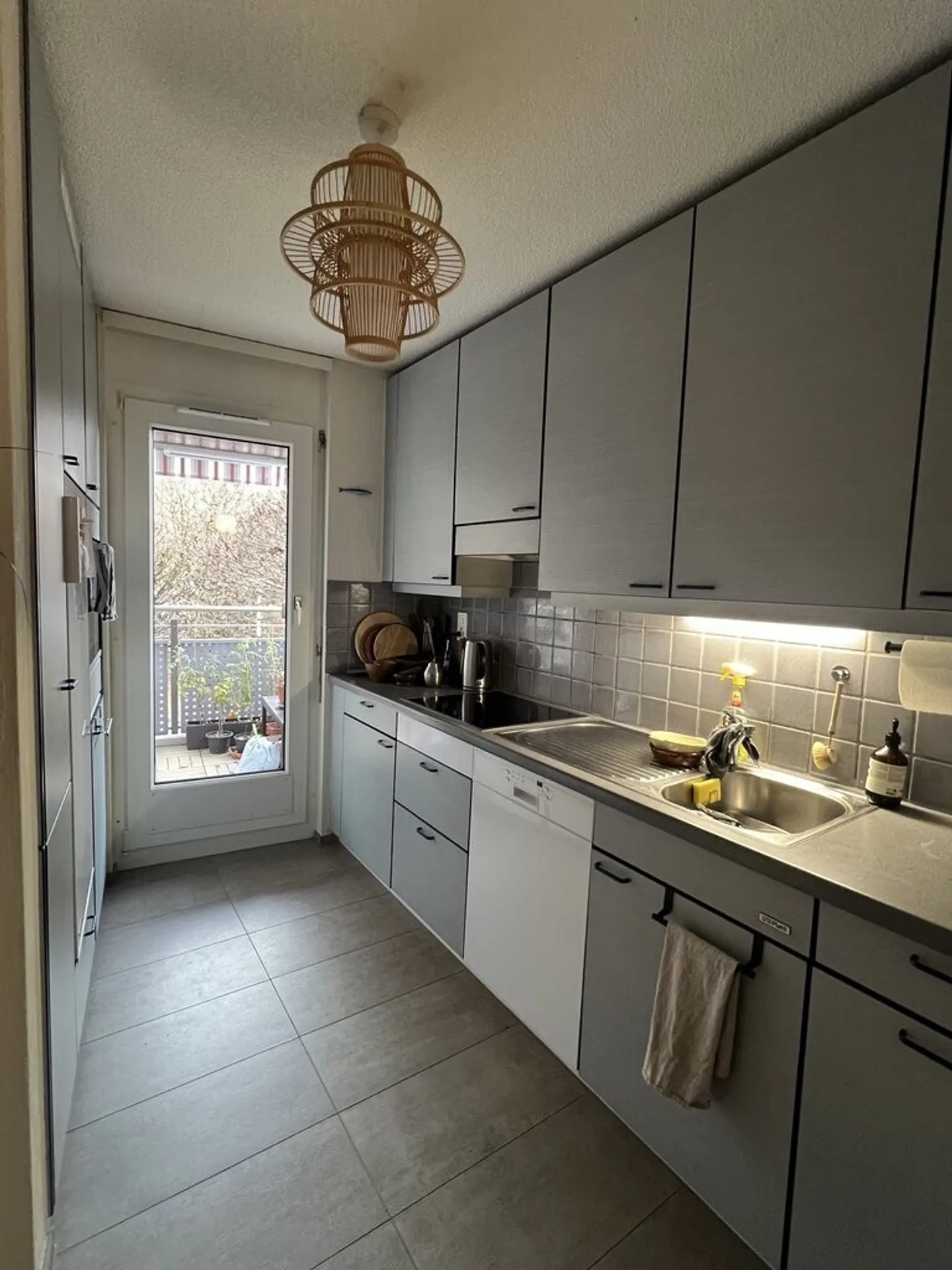 Incantevole attico con 2 camere e vista libera in un contesto verde - Foto 3 di 5